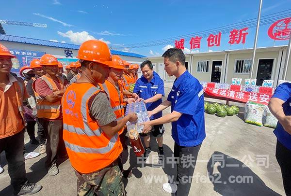 领导班子成员为一线职工发放防暑降温用品