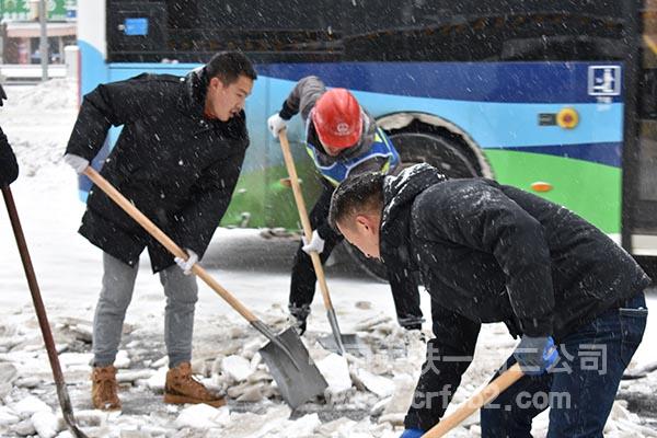 沈阳地铁三号线十四标项目领导班子带队清扫支路人行通道