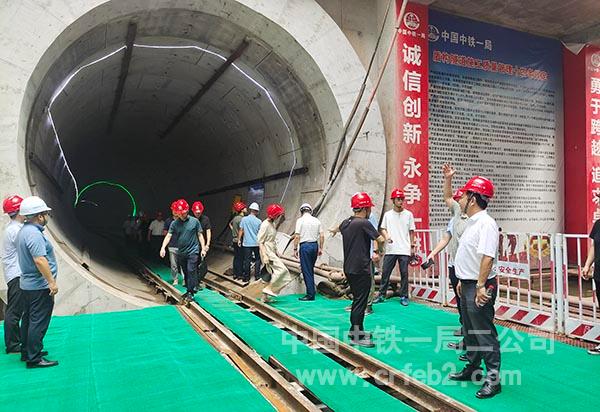 观摩团观摩浙德区间右线隧道 