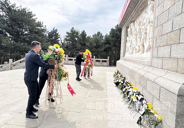 冯营子村城中村改造项目——青年代表献上花篮