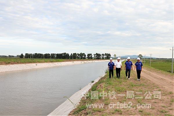 松花江水通过干渠引进农田